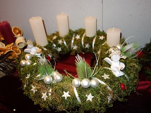 couronne traditionnelle, mousse, couleurs argenté et blanc, décoration mini anges musicien, étoiles écorce de bouleau, bougies blanches droites 4 hauteurs, très légère, diamètre 30 cm, 33,00 €