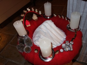couronne en feutre rouge, parade des mini rennes, petites maisons, couleurs rouge / argenté, bougies blanches droites, diamètre 40 cm, 40,00 €