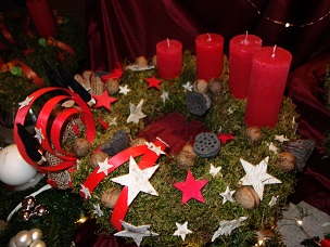 couronne traditionnelle, mousse, capsule de lotus, gnomes de Noël, noix, étoiles écorce de bouleau, étoiles bois rouge, bougies rouges droites 4 hauteurs, très légère, diamètre 30 cm, 30,00 €