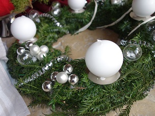 couronne classique, blanc / argenté, branches de sapin, bougies blanches rondes 8 cm, diamètre 50 cm, 50,00 €
