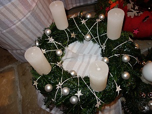 couronne classique en blanc et argenté, branches de sapin,  bougies blanches droites, diamètre 30 cm, 30,00 €