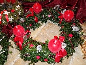 couronne traditionnelle en rouge et branches de sapin, étoiles en bois, bougies rond de 10 cm, diamètre 60 cm,  60,00 €