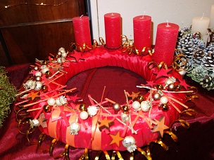 couronne contemporaine en rouge, décoration métallique, bougies droites, très légère, diamètre 40 cm, 40,00 €