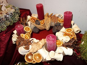 couronne classique, bois, anis l'étoilé, tranches d'orange, cannelle, capsules de lotus, bougies droits 4 hauteurs, diamètre 40 cm, 44,00 €